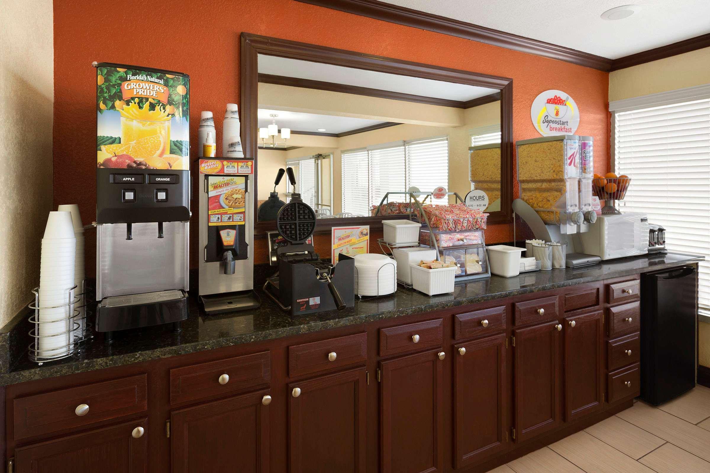 Hotel Super 8 By Wyndham Woodward Extérieur photo